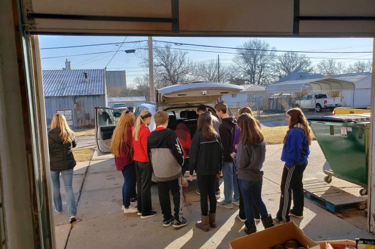 WMS Leadership Hauls Food To Food Bank