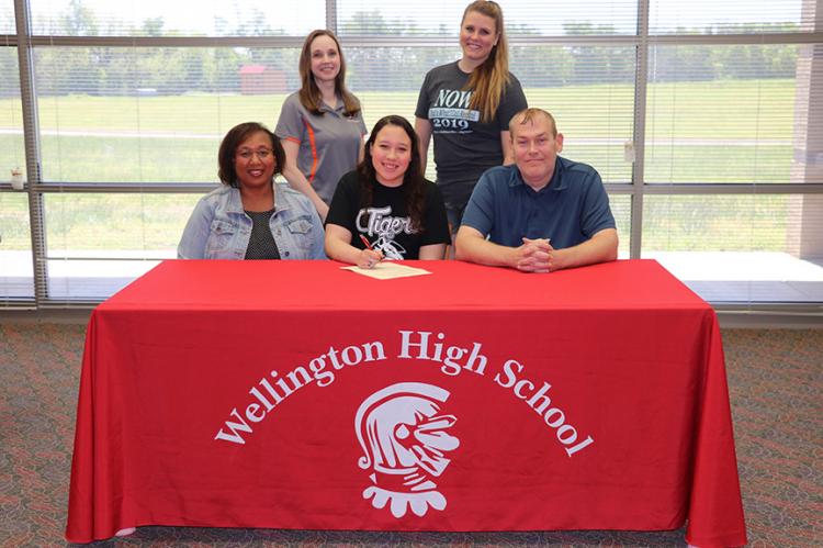 Zellissa Johnson Signs with Cowley College (DANCE)